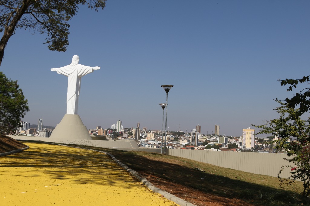 Prefeitura de Araxá intensifica manutenção e limpeza no Parque do Cristo