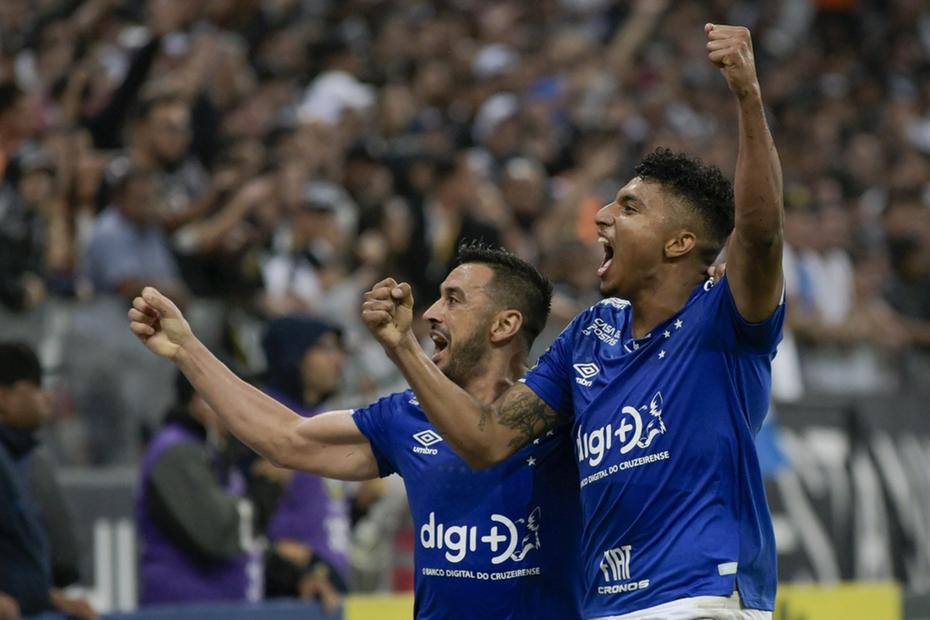 Cruzeiro vence de virada o Timão em São Paulo.