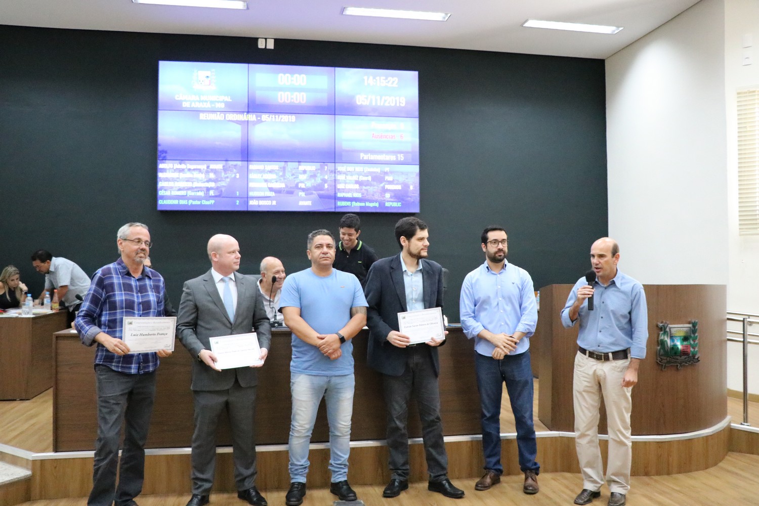 Câmara Municipal de Araxá homenageia os novos integrantes da Acadêmia Araxaense de Letras.