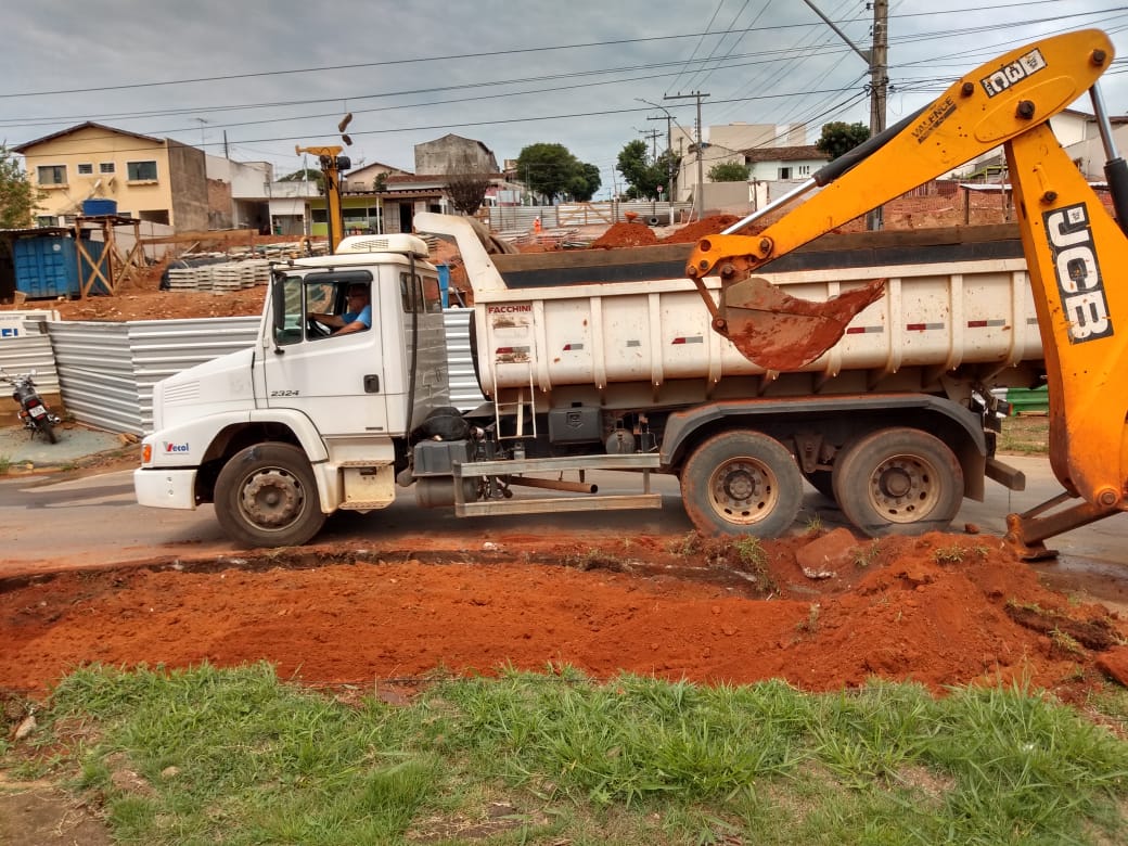 Prefeitura de Araxá faz intervenção na Av. João Paulo II, em frente a obra do viaduto da Rua Uberaba