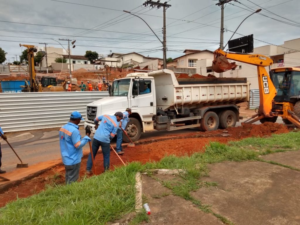 Prefeitura De Arax Faz Interveno Na Av Joo Paulo II Em Frente A