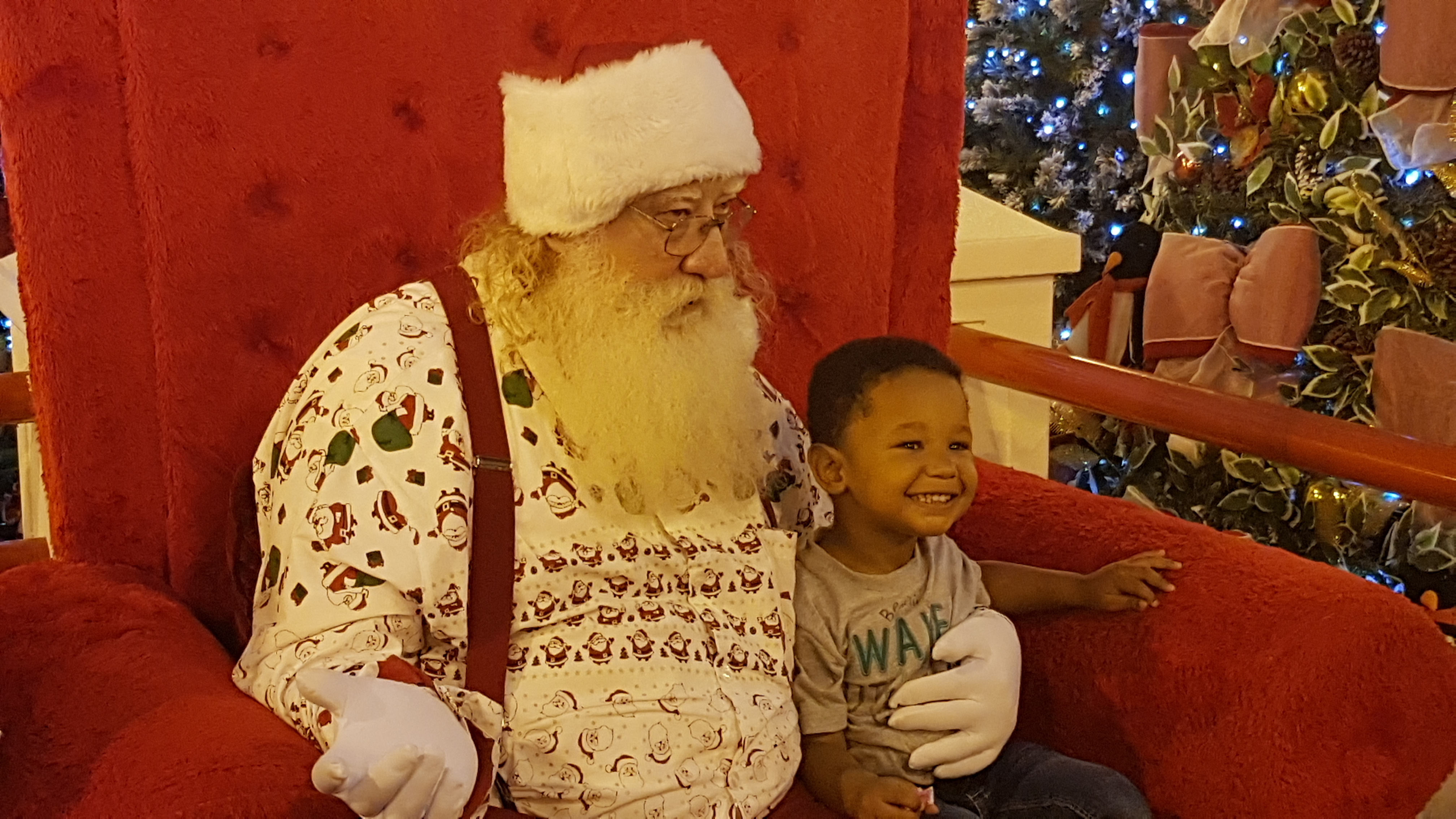 Giro de Noticias 23/12/2019- Papai Noel a magia do Natal está no ar em Araxá.