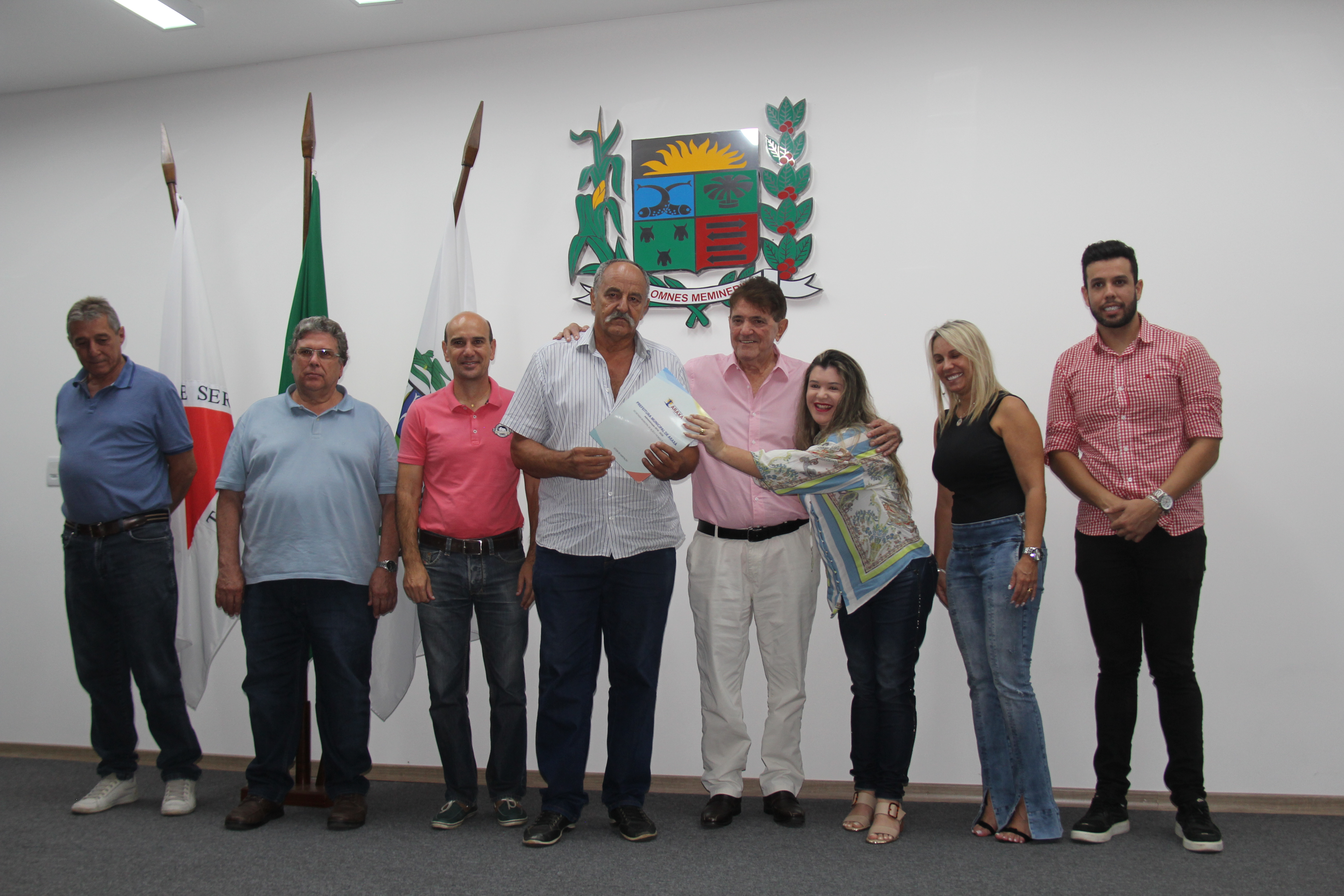 Prefeito  Aracely de Paula entrega escrituras de para mais 80 famílias de Araxá