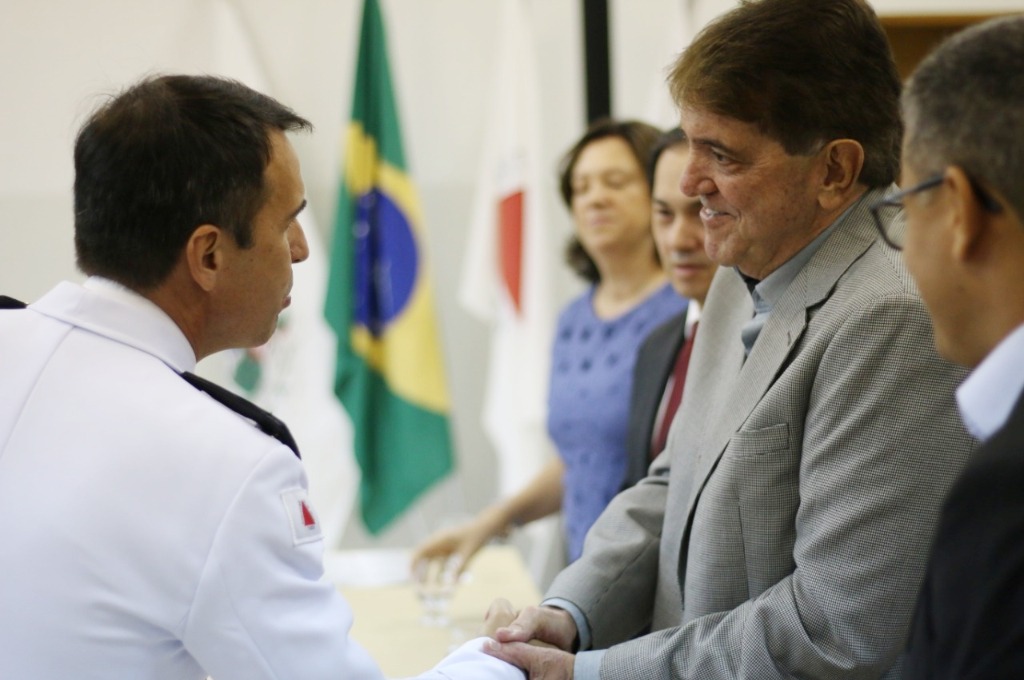 Prefeito Aracely de Paula prestigia solenidade de entrega da Medalha Desembargador Hélio Costa