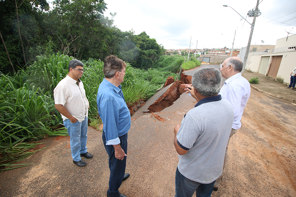 Prefeito Aracely de Paula visita erosão no bairro Novo Pão de Açúcar III