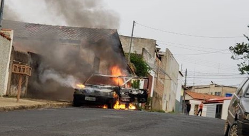 Carro roubado  pega fogo em Araxá.