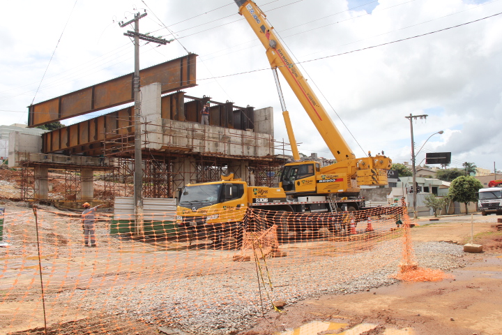 Viaduto da Rua Uberaba começou receber estrutura metálica nas vigas de sustentação.