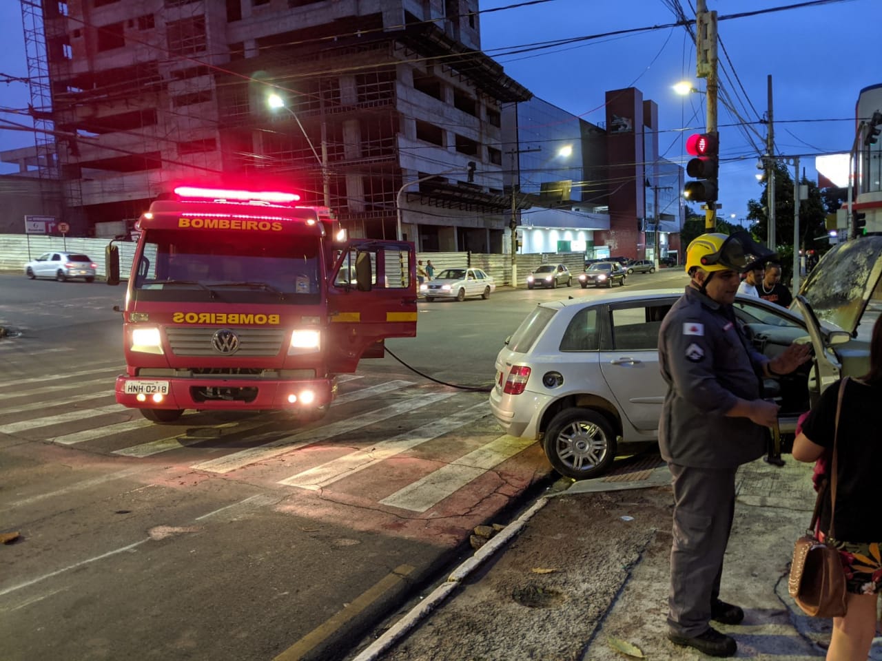 Veiculo pega fogo no centro de Araxá.