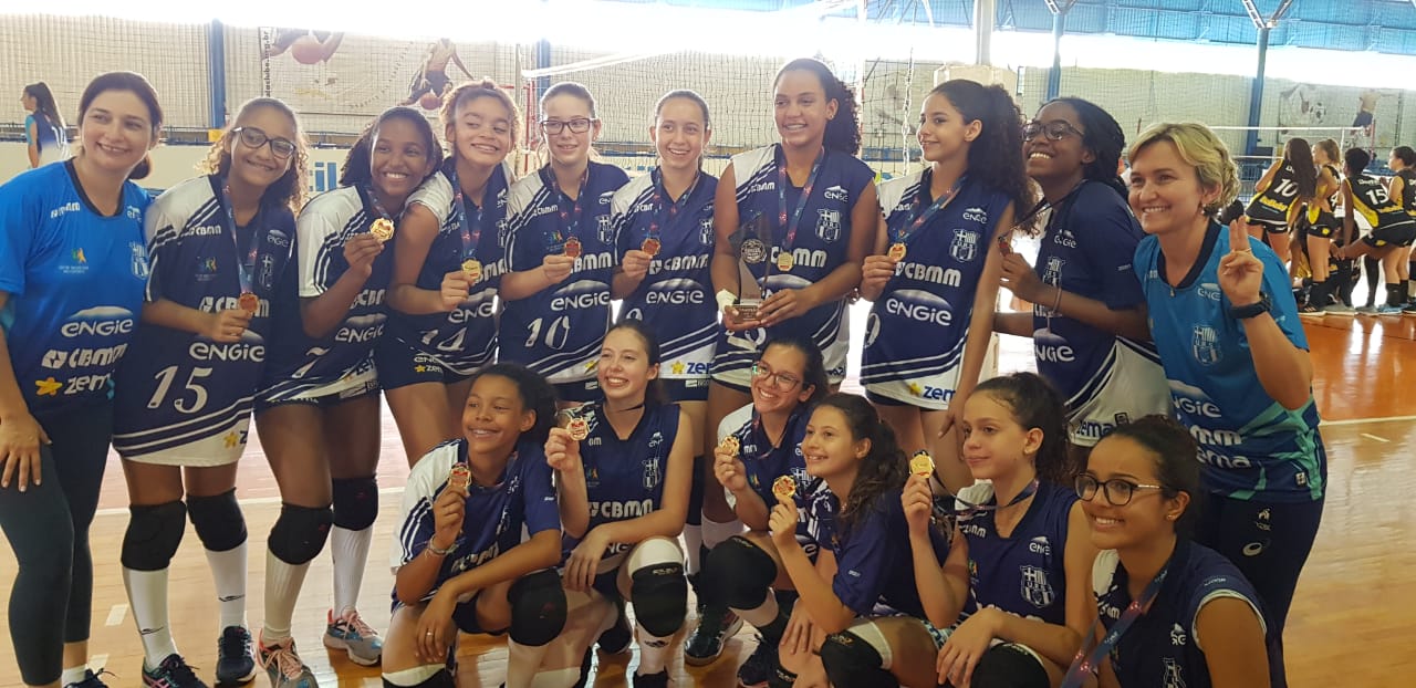 Meninas de Ouro seguem brilhando no Regional de Vôlei.