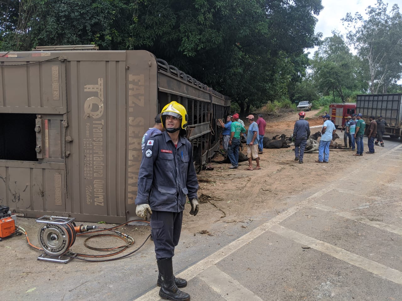 Duas carretas batem na MG 146 próximo a Araxá.