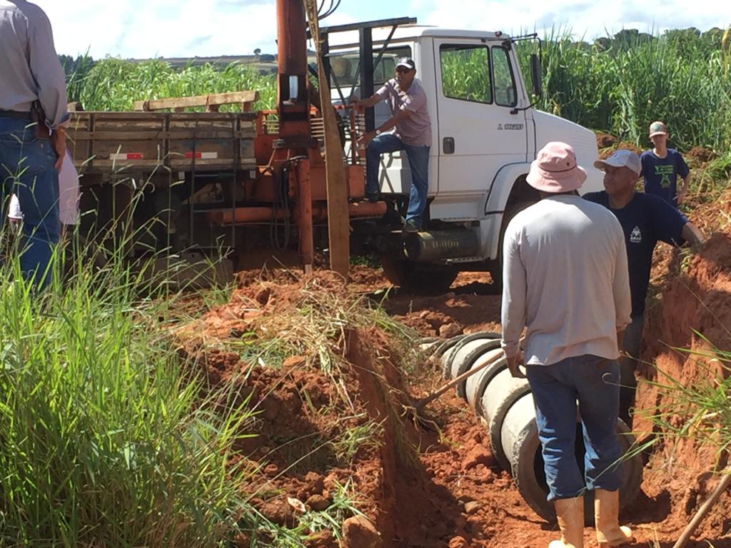 Prefeitura de Araxá realiza manutenção com drenagem e manilhamento nas estradas vicinais