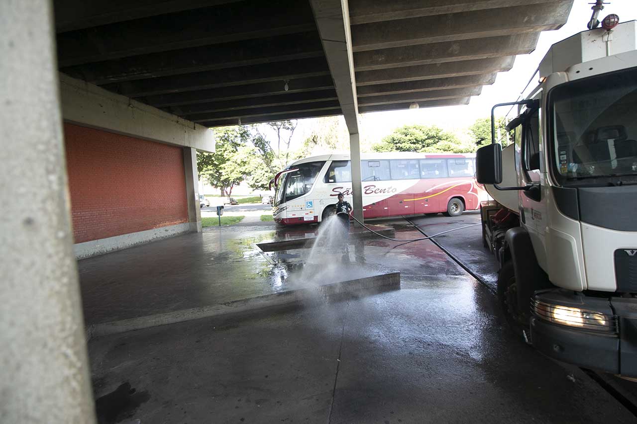 Prefeitura de Araxá inicia a desinfecção de áreas com maior aglomeração de pessoas na cidade