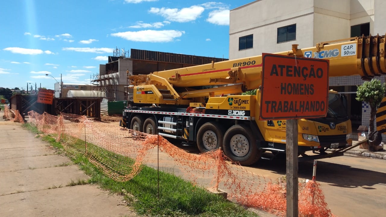 Prefeitura de Araxá realizar nova interdição em trecho da Av. João Paulo II para colocação das vigas centrais do viaduto da Rua Uberaba.