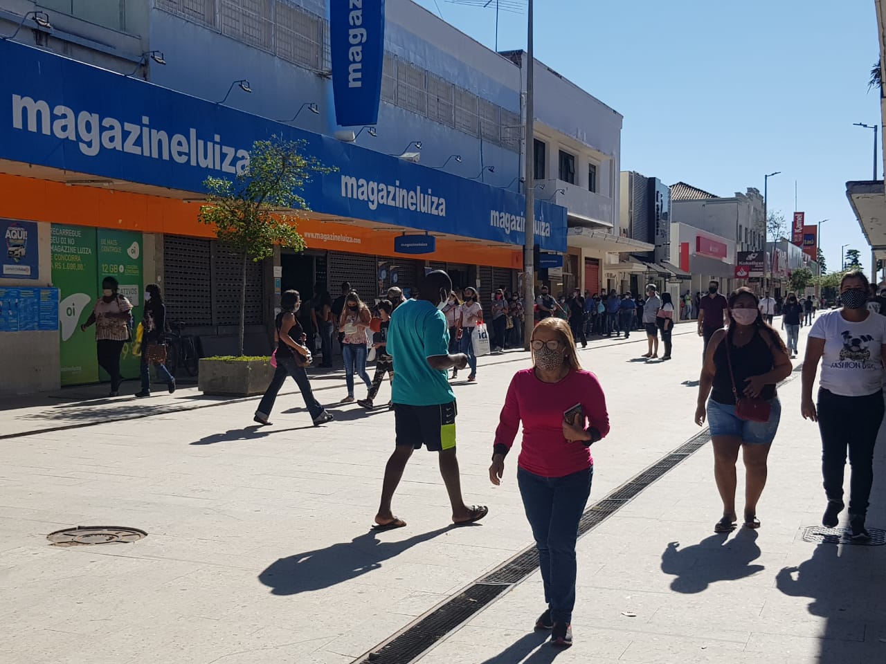 População de Araxá da exemplo nas ruas usando máscara na cidade.