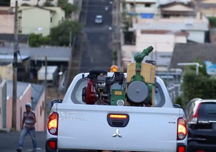 Prefeitura de Araxá no combate ao Aedes aegypti com aplicação do carro fumaçe