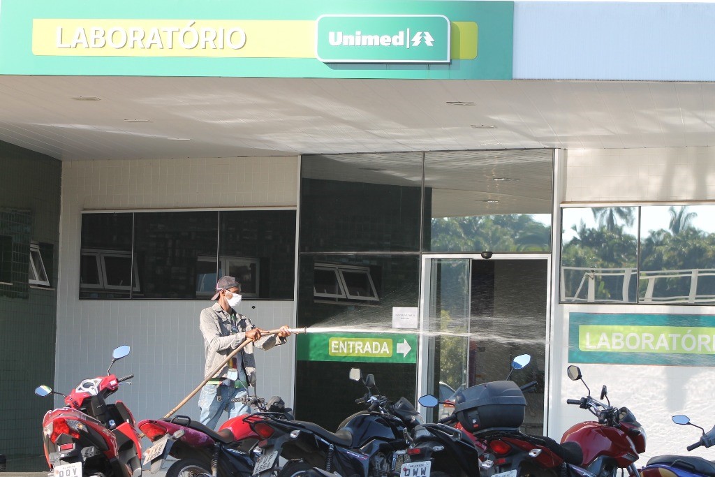 Prefeitura de Araxá realiza desinfecção em estabelecimentos que prestam serviços essenciais