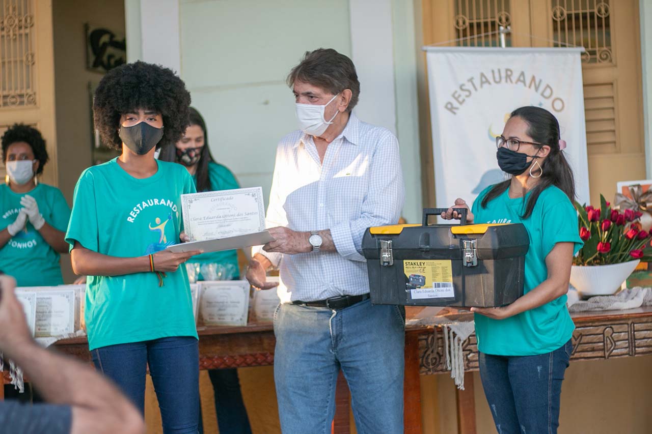 Prefeitura de Araxá entrega certificados para jovens do projeto “Restaurando Sonhos”