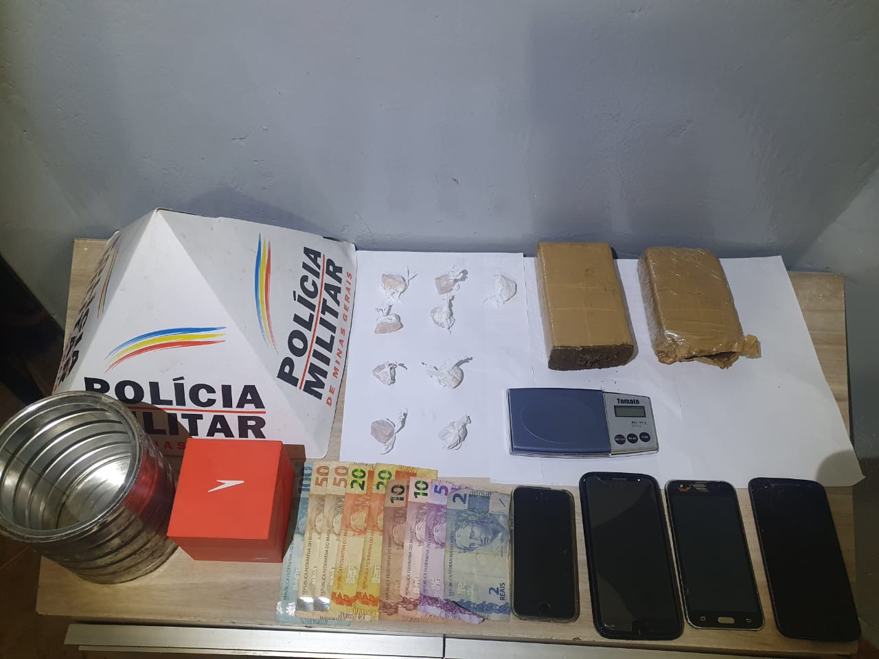 POLÍCIA MILITAR APREENDE   DROGAS EM ARAXÁ/MG