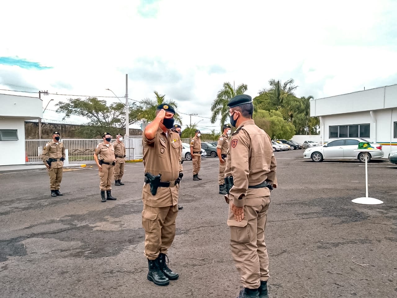 37º BPM Araxá comemora dia da bandeira