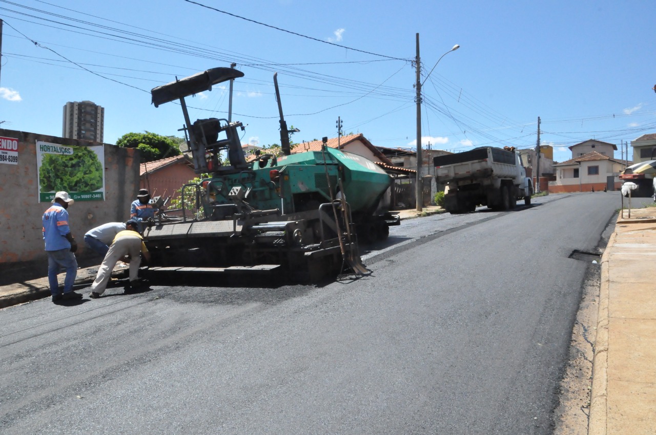 Prefeitura de Araxá está realizando 70 km de capa asfáltica na cidade.