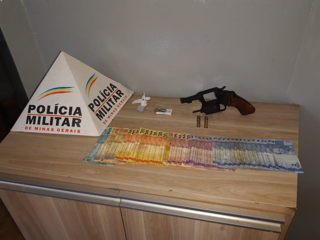 POLÍCIA MILITAR PRENDE AUTORES E APREENDE ARMA DE FOGO E DROGA EM ARAXÁ/MG