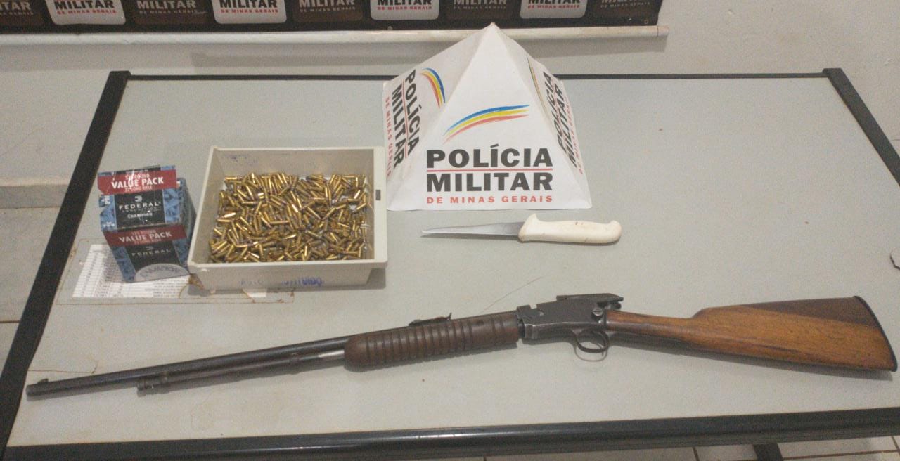 POLÍCIA MILITAR PRENDE AUTOR DE AMEAÇA E APREENDE ARMA DE FOGO E MUNIÇÕES EM SANTA JULIANA/MG