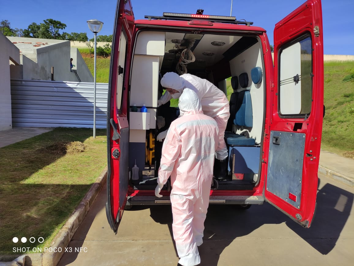 Corpo de Bombeiros de Araxá da atendem vítima  suspeita de Covid 19