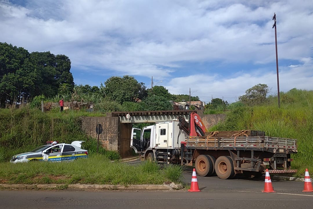 Trânsito interrompido no pontilhão do bairro Serra Morena para manutenção de via férrea