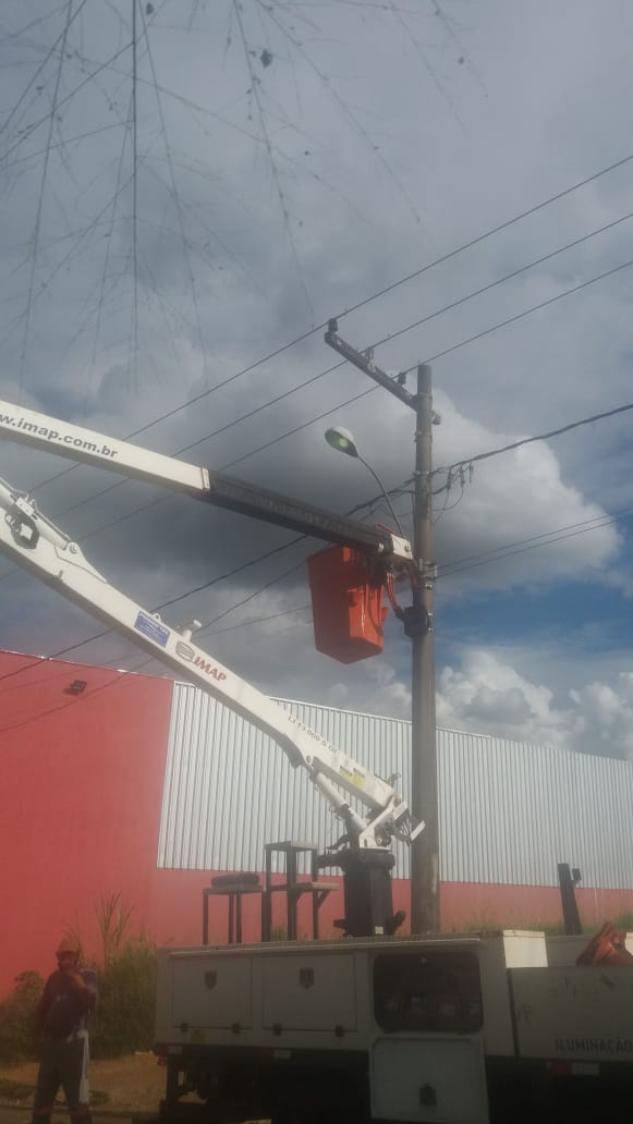 Secretária de Serviços Urbanos executa serviços de iluminação pública e tapa buracos