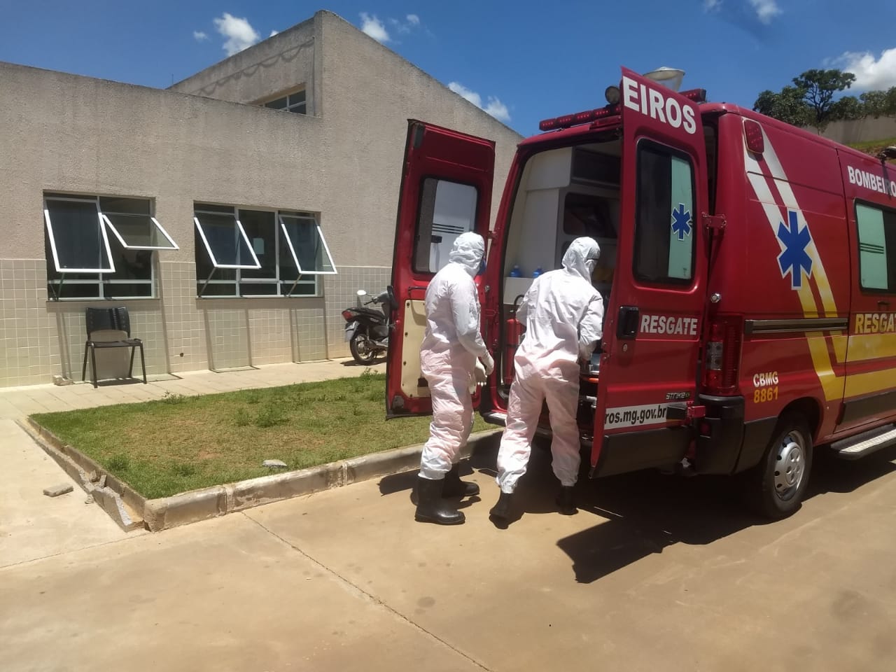 BOMBEIROS DE ARAXÁ TRANSPORTAM IDOSO QUE HAVIA TOMADO PRIMEIRA DOSE DA VACINA PARA CORONAVIRUS