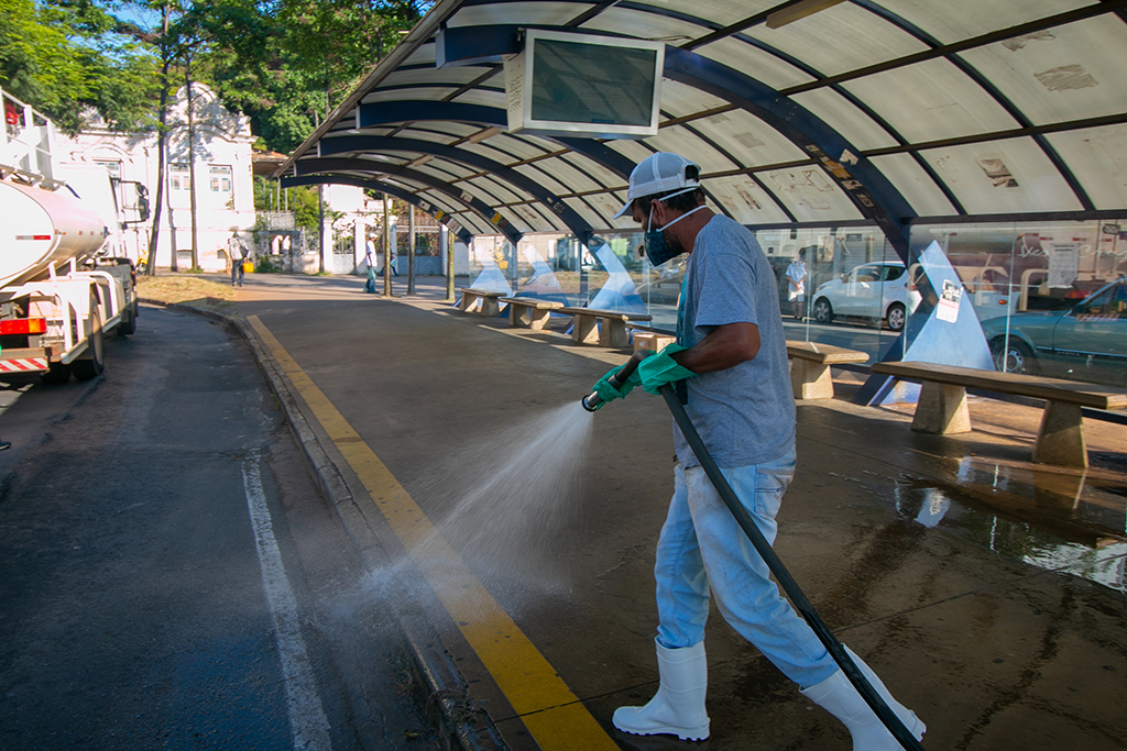 Prefeitura de Araxá realiza higienização de locais públicos para conter avanço da Covid-19