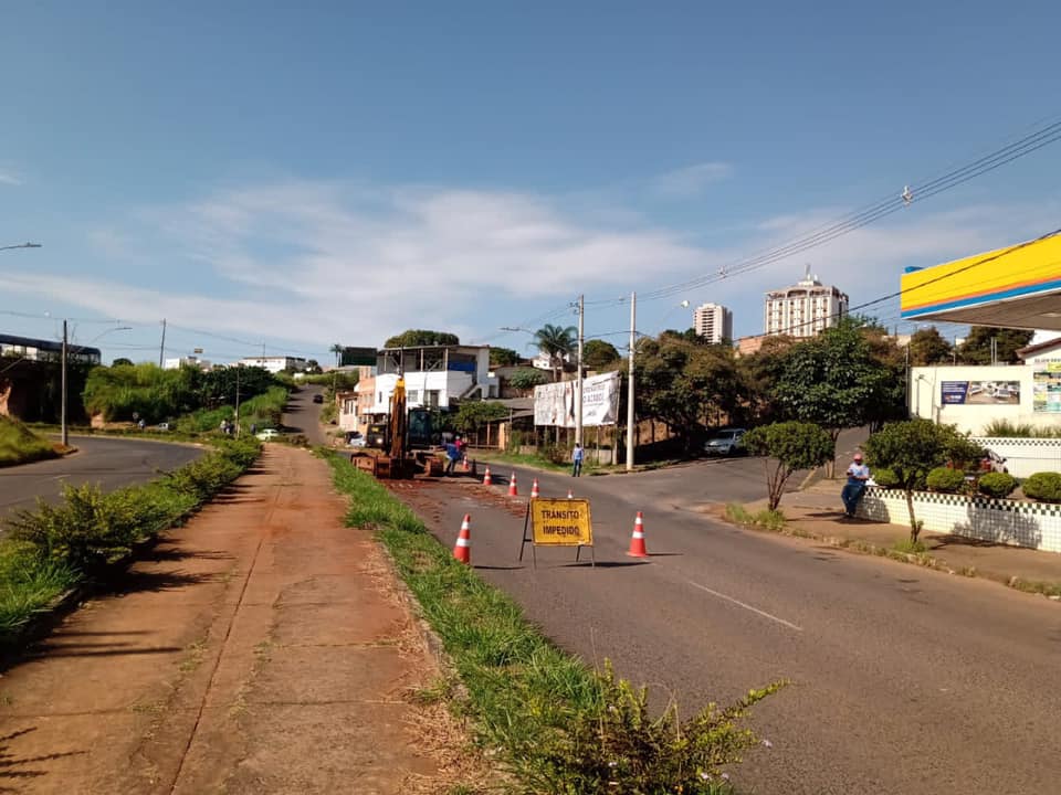 Trânsito interrompido  em meia pista na avenida Dâmaso Drummond