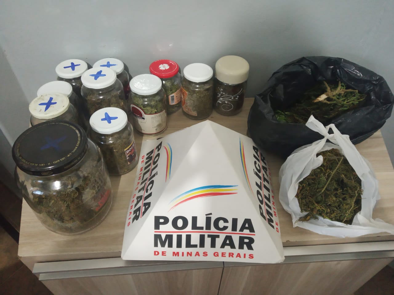 POLÍCIA MILITAR PRENDE CASAL E APREENDE GRANDE QUANTIDADE DE DROGAS EM ARAXÁ/MG