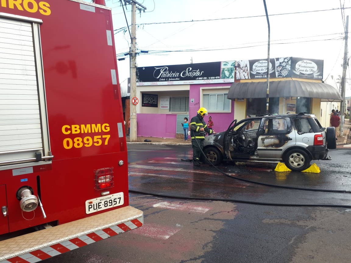 Carro pega fogo no centro de Araxá