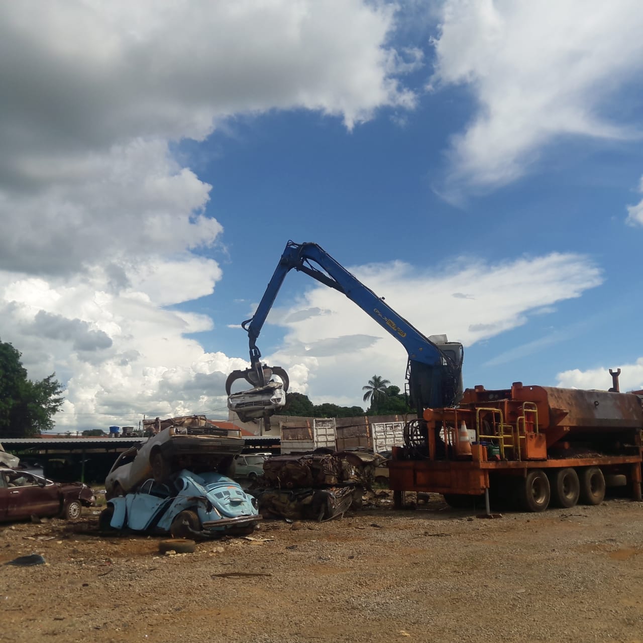 664 toneladas de sucatas automotivas são retiradas dos pátios do Detran em Araxá