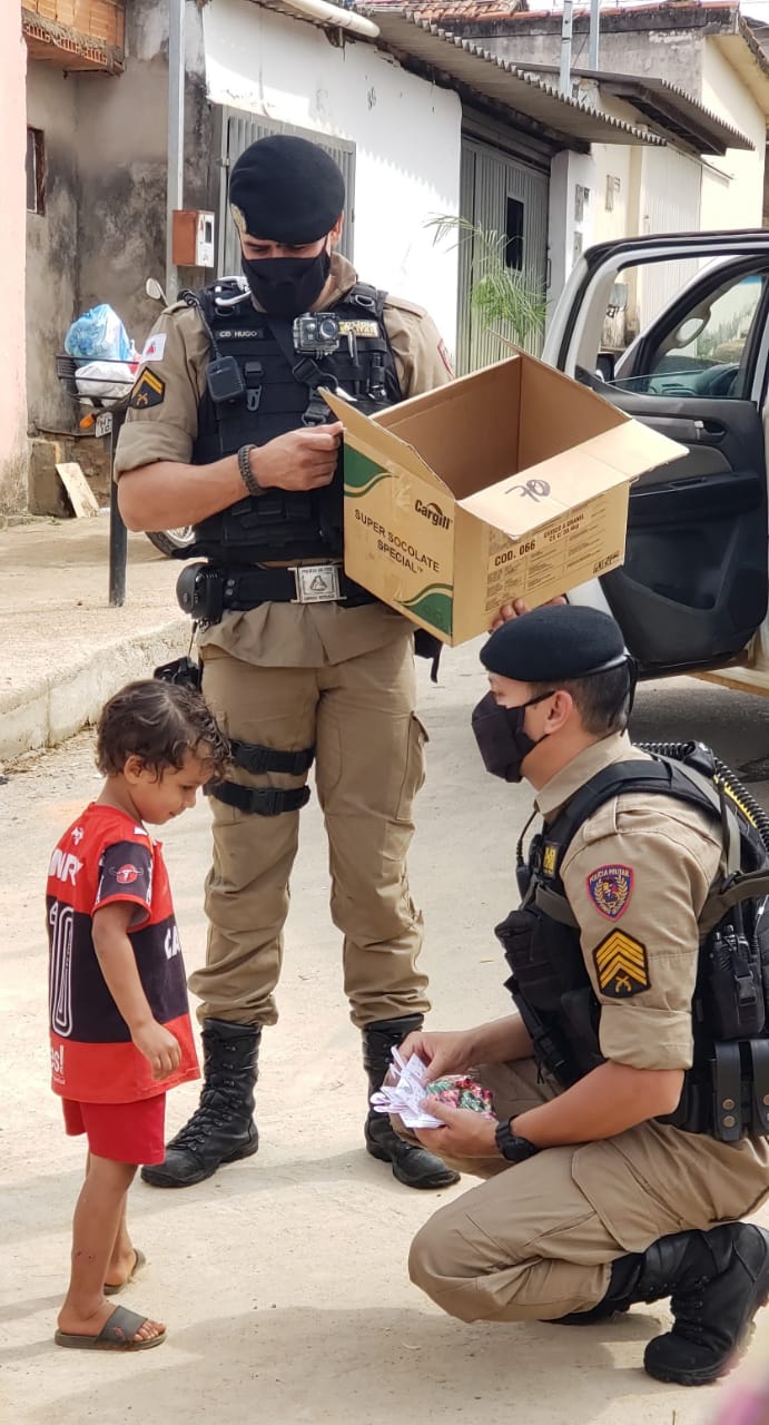 POLÍCIA MILITAR REALIZA AÇÃO SOCIAL E FAZ ALEGRIA DAS CRIANÇAS NA PÁSCOA EM CAMPOS ALTOS