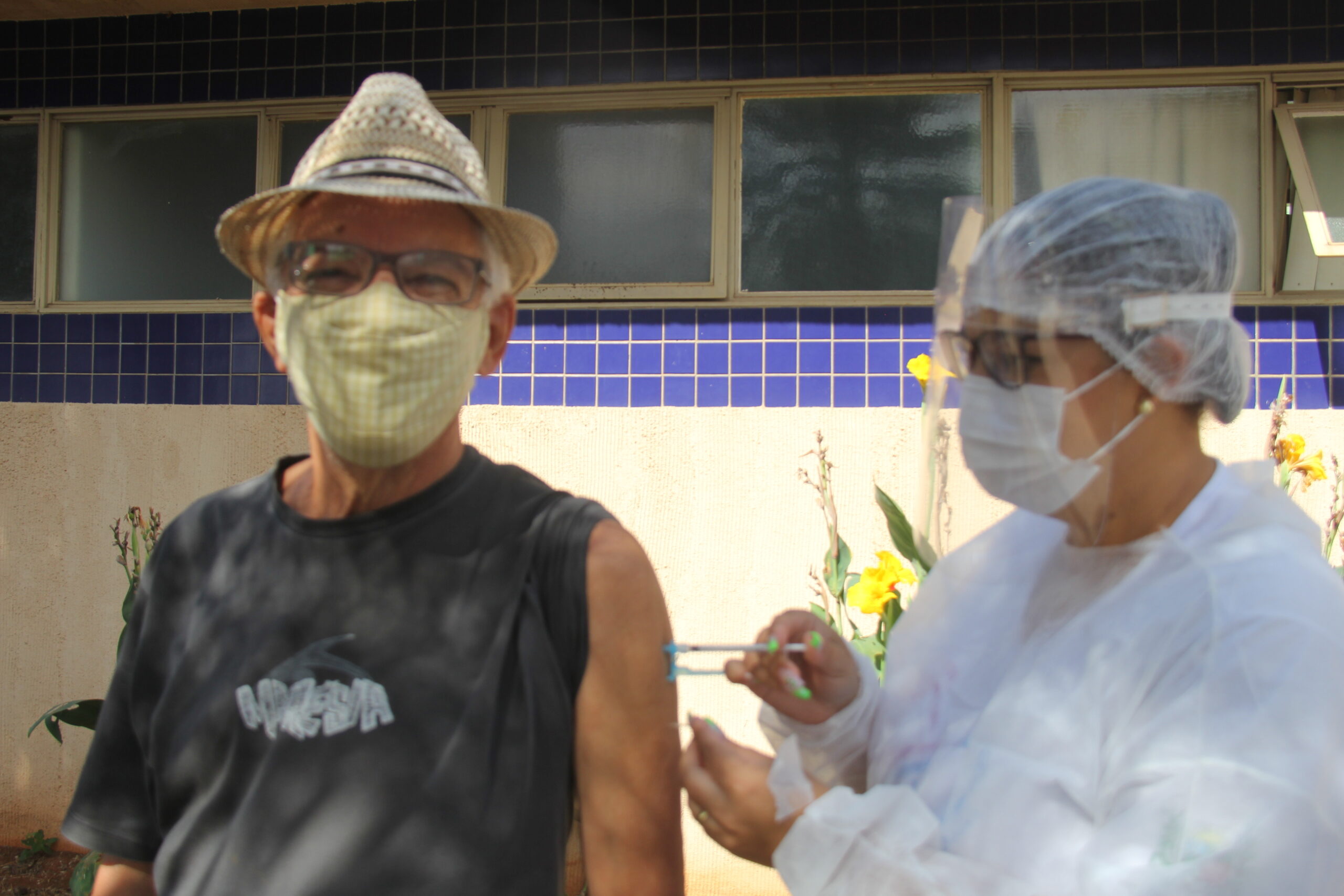 Araxá vacina a 2ª dose em idosos de 70 a 74 anos  dia 15,na Unileste, Uninorte e Unioeste.