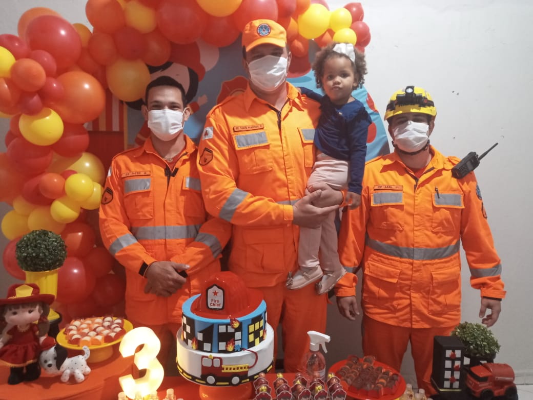 BOMBEIROS MILITARES DE ARAXÁ COMPARECEM A ANIVERSÁRIO DE CRIANÇA AUTISTA E COM LIMITAÇÃO AUDITIVA