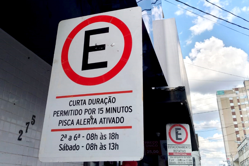 Prefeitura implanta estacionamento de curta duração na região central de Araxá