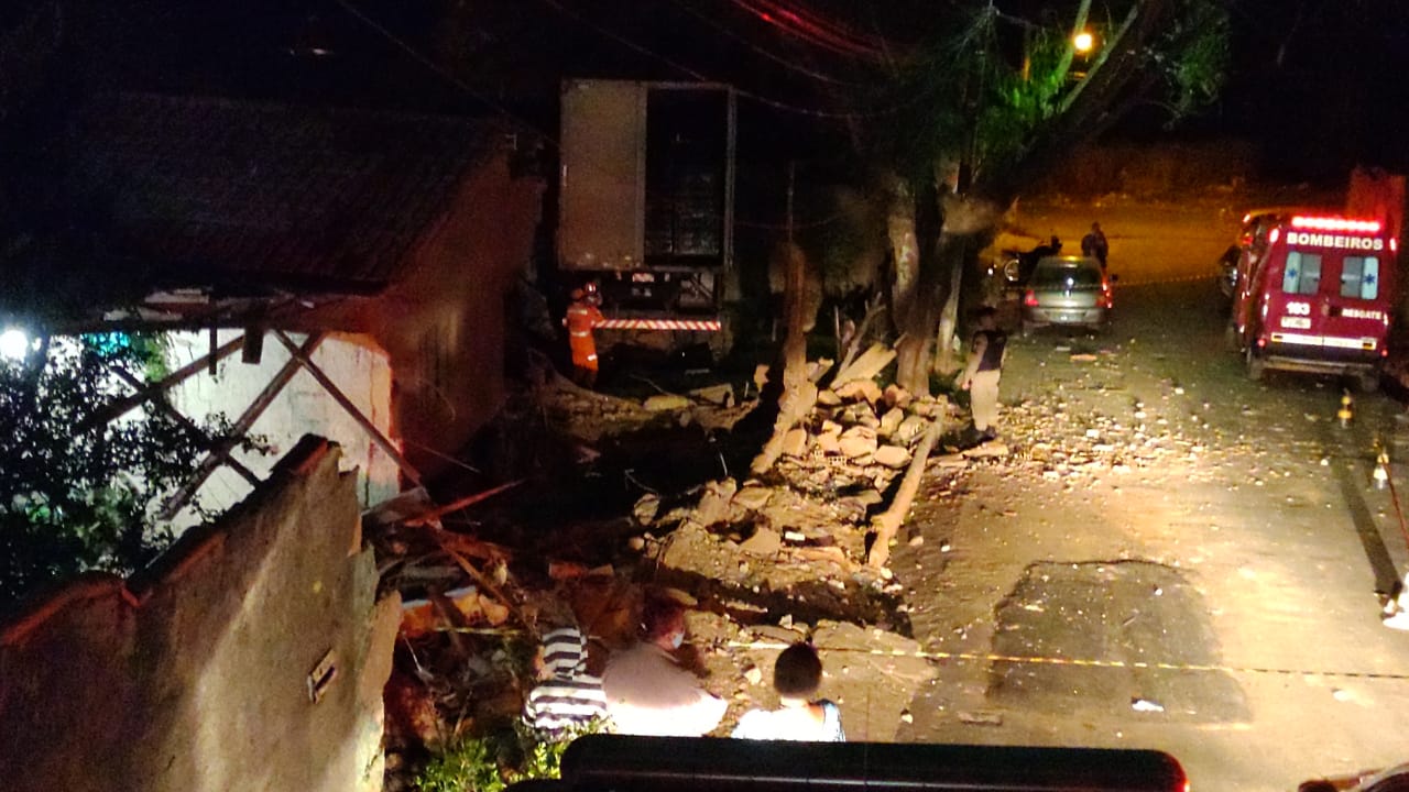 Caminhão desgovernado atinge casas no bairro Boa Vista em Araxá