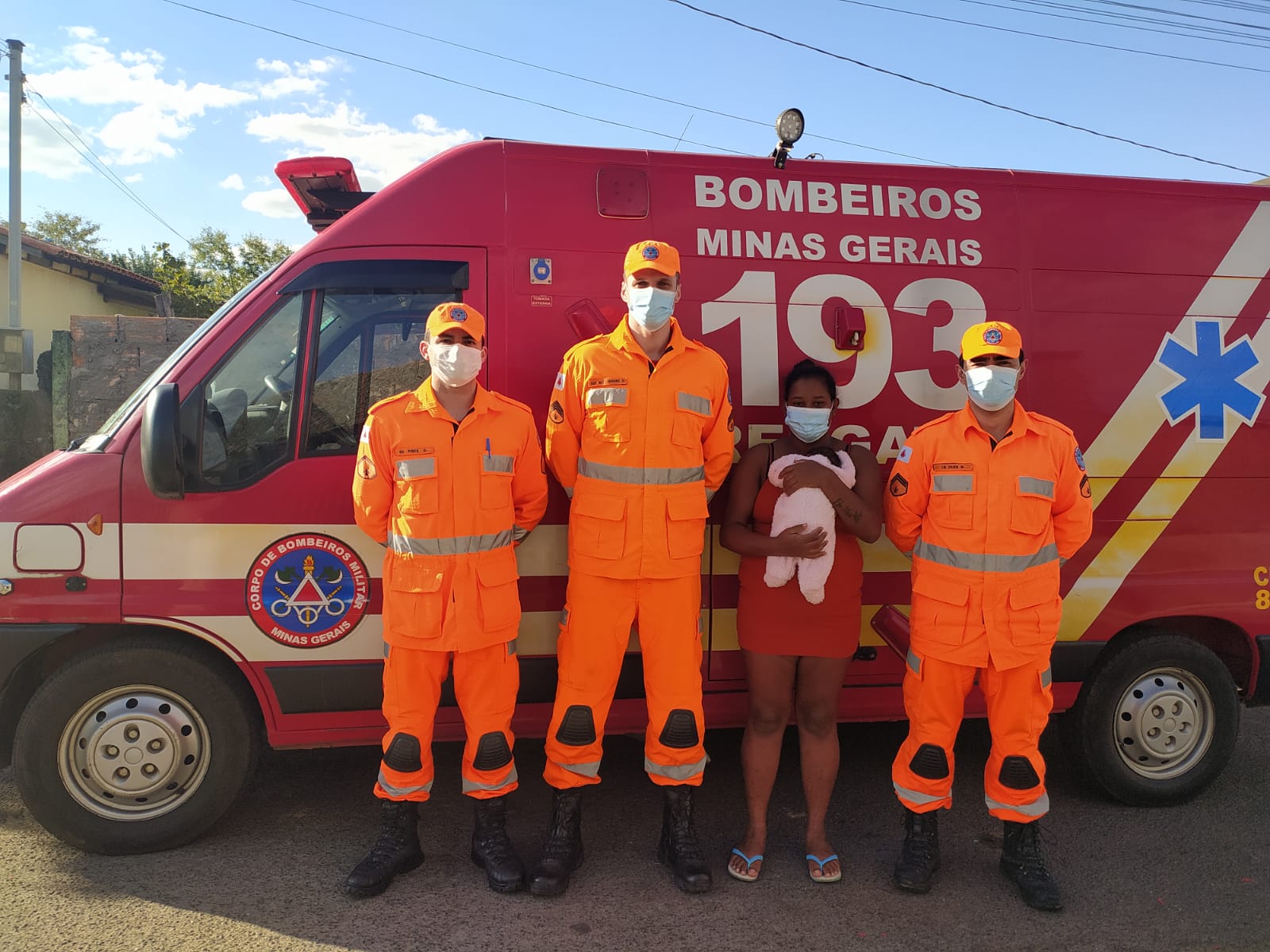 Bombeiros de Araxá fazem parto de bebê e fazem uma visita ao recém nascido