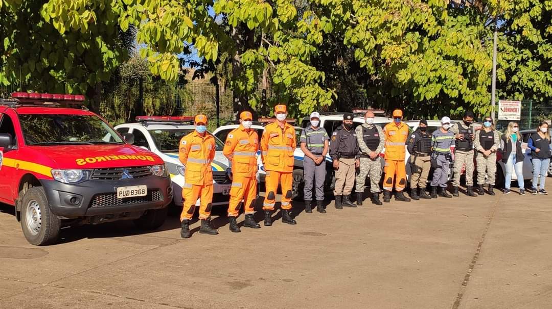 SEGURANÇA PÚBLICA E SAÚDE DE ARAXÁ FAZEM DISTRIBUIÇÃO DE MÁSCARAS NO BARREIRO NESTE DOMINGO