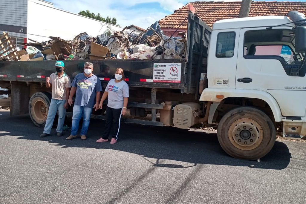 4 caminhões são utilizados para retirada de lixo e entulho em residência de acumulador no bairro Novo São Geraldo