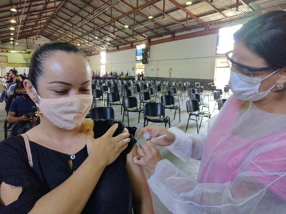 Araxá vacina  27 anos nesta sexta(20) contra Covid 19