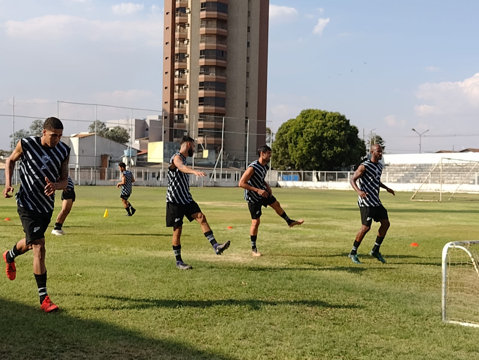 Araxá Esporte segue preparação para o Mineiro em setembro.