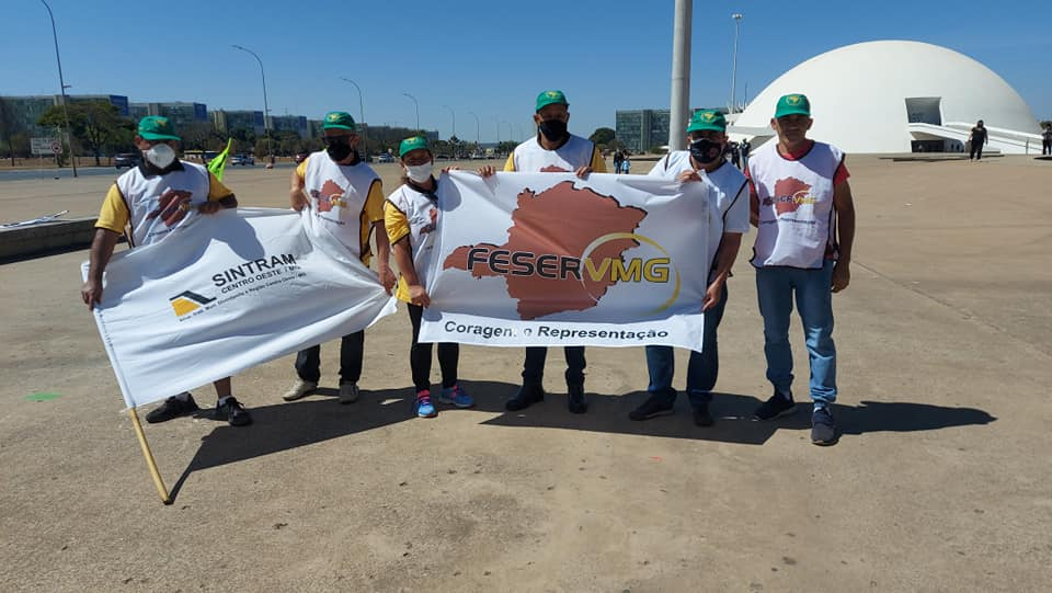 O presidente da Feserv-MG Hely Aires manifesta contra a Proposta de Emenda à  (PEC) 32 em Brasília na Câmara  hoje