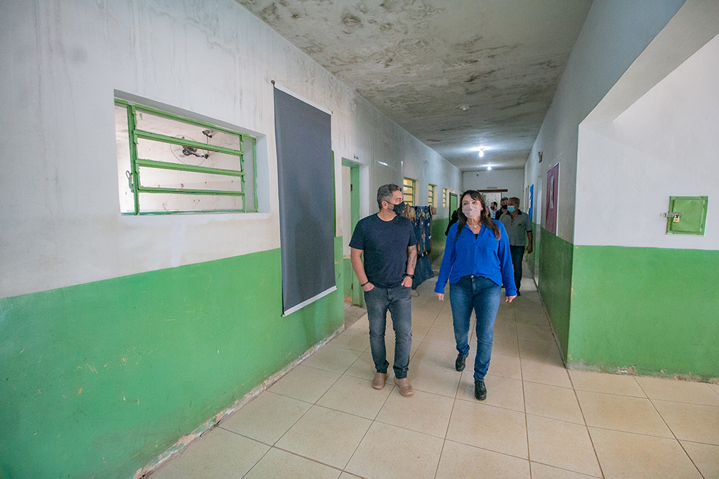 Prefeito Robson Magela visita escola que está sendo reformada