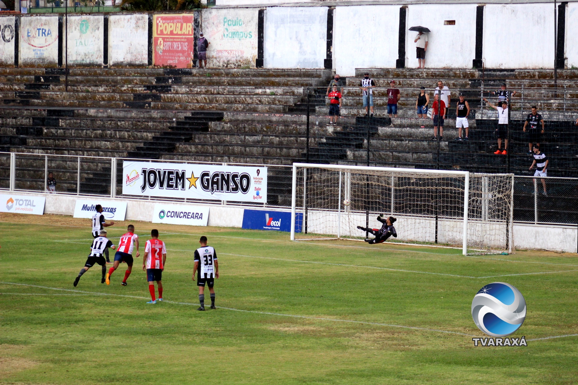 Araxá Esporte goleia o Araguari 3×0 no majestoso