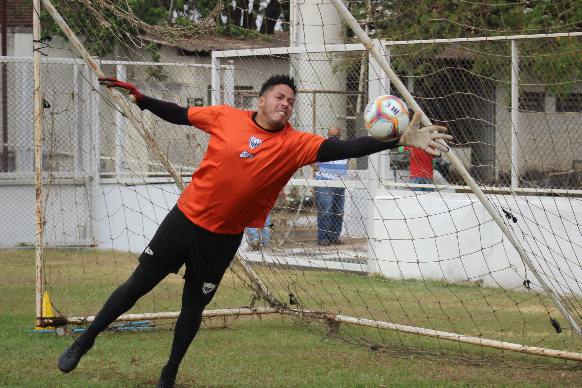 Araxá Esporte vai a Itaúna em busca da vitória e pela liderança da Segunda Divisão neste sábado.