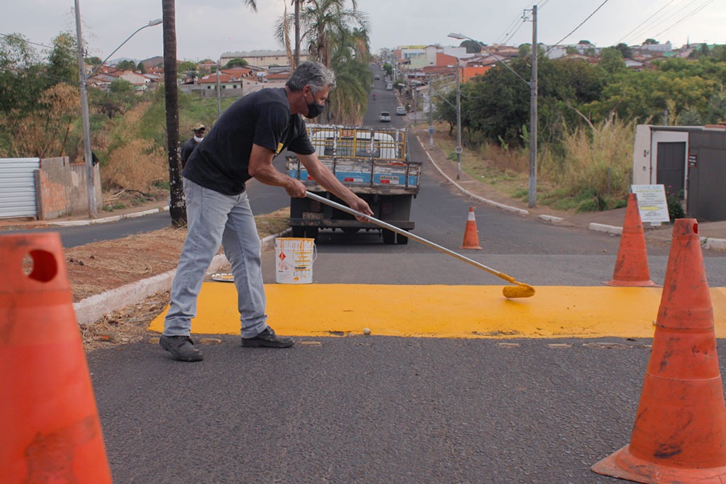 Prefeitura de Araxá  intensifica o trabalho de pintura e sinalização vertical e horizontal das vias públicas